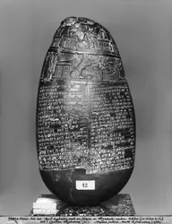 Kudurru, uit de tijd van Marduk-nadin-akhi, koning van Babylon, vooraanzicht, ca.1120 v.Chr.